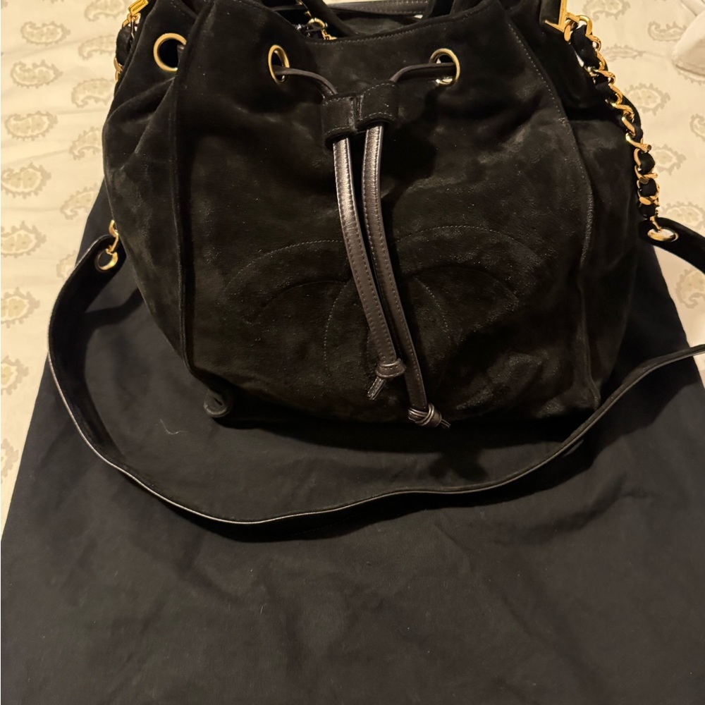 CHANEL Black Suede Drawstring bag with stitched CC Logo & 24k Gold dipped Chain - Picture 7 of 7